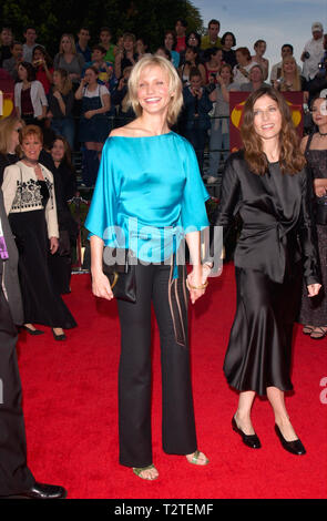 LOS ANGELES, CA. 12 mars 2000 : Actrices Cameron Diaz (à gauche) & Catherine Keener à la 6e conférence annuelle des Screen Actors Guild Awards à Los Angeles. © Paul Smith / Featureflash Banque D'Images