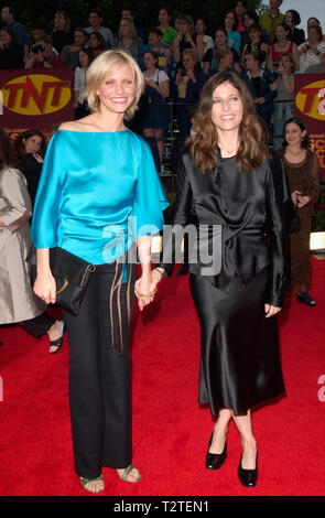 LOS ANGELES, CA. 12 mars 2000 : Actrices Cameron Diaz (à gauche) & Catherine Keener à la 6e conférence annuelle des Screen Actors Guild Awards à Los Angeles. © Paul Smith / Featureflash Banque D'Images