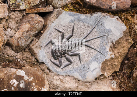 Sculptures éphémères sur panneaux de pierre qui ont été travaillé en murs de pierres sèches le long de la région de Teesdale près de chutes d'eau à faible force Banque D'Images