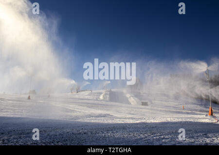 Neige Neige avec lances et canons à neige à ski Fichtelberg à Oberwiesenthal, Allemagne Banque D'Images