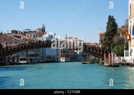 Venise, Italie. Samedi 24 mars 2019. Accademia pont enjambant le Grand Canal prises à partir d'un bus de l'eau tout en voyageant le long du Grand Canal Banque D'Images