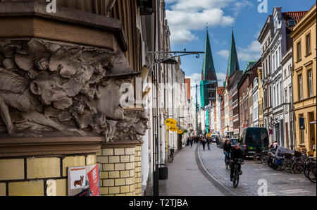 Detail shot de certains travaux d'art en pierre sur une façade de l'immeuble dans une rue de Lubeck, Allemagne. Banque D'Images