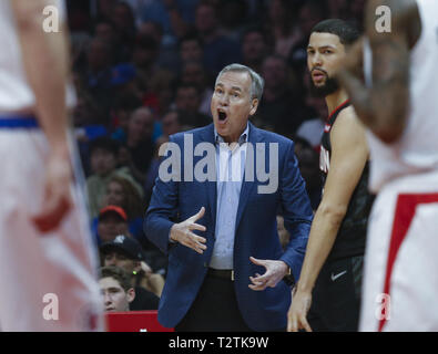 Los Angeles, Californie, USA. 3ème apr 2019. Les Houston Rockets l'entraîneur-chef Mike D'Antoni réagit à un appel au cours d'un match de basket NBA entre les Los Angeles Clippers et les Houston Rockets, mercredi 3 avril, 2019, à Los Angeles. Ringo : crédit Chiu/ZUMA/Alamy Fil Live News Banque D'Images