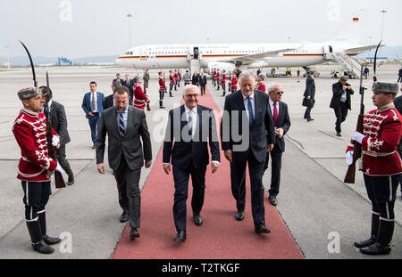 Sofia, Bulgarie. Le 04 Avr, 2019. Président fédéral Frank-Walter Steinmeier (M) est accueilli par un treillis d'honneur de l'aéroport de Sofia. Le président Steinmeier est sur une visite de deux jours en Bulgarie. Crédit : Bernd von Jutrczenka/dpa/Alamy Live News Banque D'Images