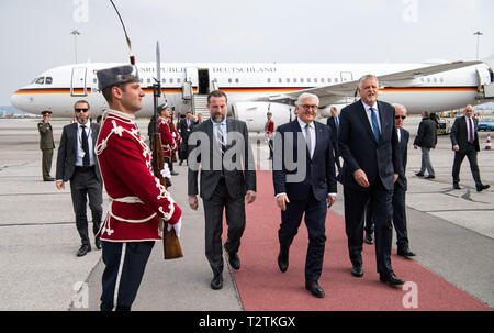 Sofia, Bulgarie. Le 04 Avr, 2019. Président fédéral Frank-Walter Steinmeier (M) est accueilli par un treillis d'honneur de l'aéroport de Sofia. Le président Steinmeier est sur une visite de deux jours en Bulgarie. Crédit : Bernd von Jutrczenka/dpa/Alamy Live News Banque D'Images