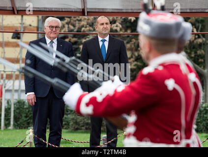 Sofia, Bulgarie. Le 04 Avr, 2019. Le président, Frank-Walter Steinmeier (l) est accueilli avec les honneurs militaires par Rumen Radew, Président de la Bulgarie. Le président Steinmeier est sur une visite de deux jours en Bulgarie. Crédit : Bernd von Jutrczenka/dpa/Alamy Live News Banque D'Images