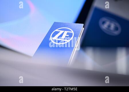 Friedrichshafen, Allemagne. Le 04 Avr, 2019. Une colonne avec un logo ZF se trouve sur le bureau du président devant la conférence de presse dans le Forum ZF. Crédit : Felix Kästle/dpa/Alamy Live News Banque D'Images