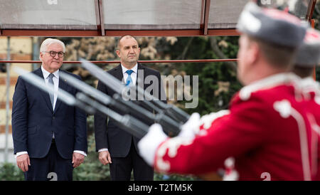 Sofia, Bulgarie. Le 04 Avr, 2019. Le président, Frank-Walter Steinmeier (l) est accueilli avec les honneurs militaires par Rumen Radew, Président de la Bulgarie. Le président Steinmeier est sur une visite de deux jours en Bulgarie. Crédit : Bernd von Jutrczenka/dpa/Alamy Live News Banque D'Images