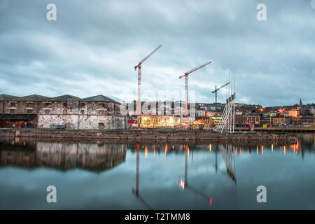 La ville de Cork, Cork, Irlande. Le 04 Avr, 2019. Trois grues au travail sur le réaménagement de l'Horgan's Quay site dans la ville de Cork, Irlande. Crédit : David Creedon/Alamy Live News Banque D'Images