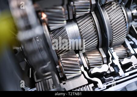 Friedrichshafen, Allemagne. Le 04 Avr, 2019. Un huit-vitesse transmission hybride est exposé au Forum ZF exposition. Crédit : Felix Kästle/dpa/Alamy Live News Banque D'Images