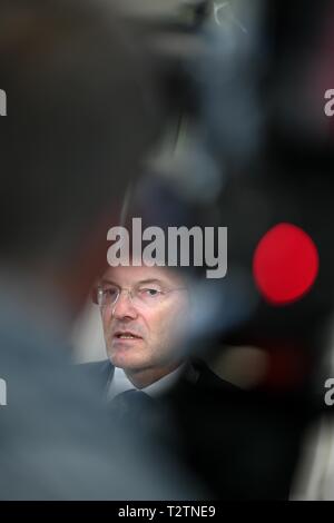 Friedrichshafen, Allemagne. Le 04 Avr, 2019. Wolf-Henning Scheider, chef de la direction de ZF Friedrichshafen AG, donne une interview dans le Forum ZF après la conférence de presse annuelle. Crédit : Felix Kästle/dpa/Alamy Live News Banque D'Images