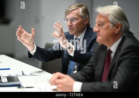 Friedrichshafen, Allemagne. Le 04 Avr, 2019. Wolf-Henning Scheider (l), PDG de la société ZF Friedrichshafen AG, parle lors de la ZF Forum pendant la conférence de presse annuelle. Chef de la direction financière ZF Konstantin Sauer se trouve au premier plan. Crédit : Felix Kästle/dpa/Alamy Live News Banque D'Images