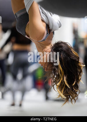 04 avril 2019, en Rhénanie du Nord-Westphalie, Köln : un athlète ne l'exercice dans la salle de remise en forme juste Fibo. Fibo est le plus grand salon pour la remise en forme, bien-être et de la santé. Plus de 1 100 exposants venus de l'Europe et les autres régions du monde entier présenteront leurs nouveautés. Photo : afp/Vennenbernd Rolf Banque D'Images