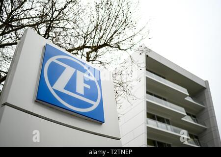 Friedrichshafen, Allemagne. Le 04 Avr, 2019. Une stèle avec le logo ZF sur elle se place en avant du Forum ZF. Crédit : Felix Kästle/dpa/Alamy Live News Banque D'Images