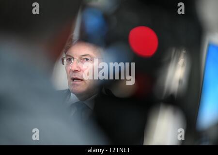 Friedrichshafen, Allemagne. Le 04 Avr, 2019. Wolf-Henning Scheider, chef de la direction de ZF Friedrichshafen AG, donne une interview dans le Forum ZF après la conférence de presse annuelle. Crédit : Felix Kästle/dpa/Alamy Live News Banque D'Images