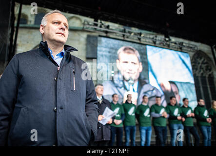 04 avril 2019, en Rhénanie du Nord-Westphalie, Münster : Johannes Röring, Président de l'Westphalian-Lippe Association agricole, se dresse sur une scène sur la place de la cathédrale. Des milliers d'agriculteurs manifester contre le durcissement de la loi d'engrais. Les organisateurs (Westfälisch Lippischer Landwirtschaftsverband Landwirtschaftsverband et Rheinischer) s'attendent à ce que 6000 participants, principalement de Rhénanie du Nord-Westphalie, mais aussi de la Basse-Saxe, Bavière, Hesse et de Mecklembourg-Poméranie-Occidentale. Photo : Guido Kirchner/dpa Banque D'Images