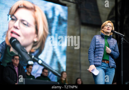 04 avril 2019, en Rhénanie du Nord-Westphalie, Münster : Julia Klöckner (CDU), Ministre fédéral de l'Agriculture, parle aux participants à la manifestation sur la Domplatz. Des milliers d'agriculteurs manifester contre le durcissement de la loi d'engrais. Les organisateurs (Westfälisch Lippischer Landwirtschaftsverband Landwirtschaftsverband et Rheinischer) s'attendent à ce que 6000 participants, principalement de Rhénanie du Nord-Westphalie, mais aussi de la Basse-Saxe, Bavière, Hesse et de Mecklembourg-Poméranie-Occidentale. Photo : Guido Kirchner/dpa Banque D'Images