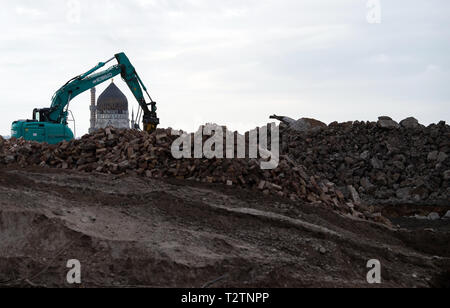 Dresde, Allemagne. Mar 25, 2019. Une excavatrice est occupé par des travaux de démolition sur le futur bâtiment de la 'Hafencity Dresde', dans l'arrière-plan vous pouvez voir le Yendize, l'ancienne usine de la fabrique de cigarettes. (Pour 'dpa Sur le chemin de Berlin ? - Démos contre l'augmentation de loyer') Crédit : Robert Michael/dpa-Zentralbild/dpa/Alamy Live News Banque D'Images