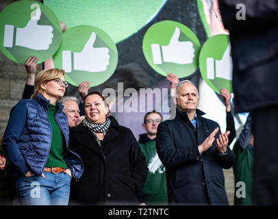 04 avril 2019, en Rhénanie du Nord-Westphalie, Münster : Julia Klöckner (l-r), Ministre fédéral de l'Agriculture, de l'Ursula Heinen-Esser (CDU), Ministre de l'Agriculture de Rhénanie du Nord-Westphalie et Johannes Röring, Président de l'Westphalian-Lippe Association agricole, seront ensemble sur scène lors de la manifestation. Des milliers d'agriculteurs manifester contre le durcissement de la loi d'engrais. Les organisateurs (Westfälisch Lippischer Landwirtschaftsverband Landwirtschaftsverband et Rheinischer) s'attendent à ce que 6000 participants, principalement de Rhénanie du Nord-Westphalie, mais aussi de la Basse-Saxe, Hesse, Bava Banque D'Images
