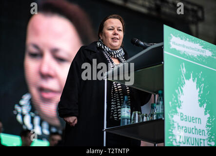 04 avril 2019, en Rhénanie du Nord-Westphalie, Münster : Ursula Heinen-Esser (CDU), Ministre de l'Agriculture de Rhénanie du Nord-Westphalie, parle à la démonstration sur la Domplatz. Des milliers d'agriculteurs manifester contre le durcissement de la loi d'engrais. Les organisateurs (Westfälisch Lippischer Landwirtschaftsverband Landwirtschaftsverband et Rheinischer) s'attendent à ce que 6000 participants, principalement de Rhénanie du Nord-Westphalie, mais aussi de la Basse-Saxe, Bavière, Hesse et de Mecklembourg-Poméranie-Occidentale. Photo : Guido Kirchner/dpa Banque D'Images