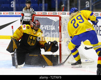 Espoo, Finlande. Le 04 Avr, 2019. Le hockey sur glace, les femmes : WM, Allemagne - Suède, premier tour, groupe B, 1re journée dans le métro Areena. La Suède Olivia Carlsson (r) tire la rondelle à l'objectif, le gardien Jennifer Harss peut se défendre elle-même. Credit : Marija Diepold/dpa/Alamy Live News Banque D'Images