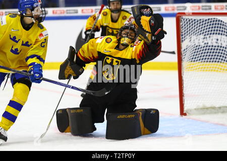 Espoo, Finlande. Le 04 Avr, 2019. Le hockey sur glace, les femmes : WM, Allemagne - Suède, premier tour, groupe B, 1re journée dans le métro Areena. Gardien de l'Allemagne Jennifer Harss s'empare de la rondelle, le Suédois Fanny Rask sur la gauche. Credit : Marija Diepold/dpa/Alamy Live News Banque D'Images