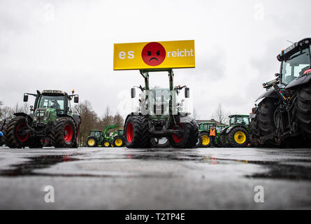 04 avril 2019, en Rhénanie du Nord-Westphalie, Münster : une bannière avec l'inscription "C'est assez' est suspendu un tracteur. Des milliers d'agriculteurs manifester contre le durcissement de la loi d'engrais. Les organisateurs (Westfälisch Lippischer Landwirtschaftsverband Landwirtschaftsverband et Rheinischer) s'attendent à ce que 6000 participants, principalement de Rhénanie du Nord-Westphalie, mais aussi de la Basse-Saxe, Bavière, Hesse et de Mecklembourg-Poméranie-Occidentale. Photo : Guido Kirchner/dpa Banque D'Images