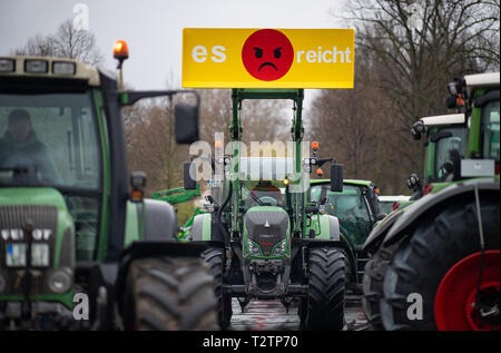 04 avril 2019, en Rhénanie du Nord-Westphalie, Münster : une bannière avec l'inscription "C'est assez' est suspendu un tracteur. Des milliers d'agriculteurs manifester contre le durcissement de la loi d'engrais. Les organisateurs (Westfälisch Lippischer Landwirtschaftsverband Landwirtschaftsverband et Rheinischer) s'attendent à ce que 6000 participants, principalement de Rhénanie du Nord-Westphalie, mais aussi de la Basse-Saxe, Bavière, Hesse et de Mecklembourg-Poméranie-Occidentale. Photo : Guido Kirchner/dpa Banque D'Images