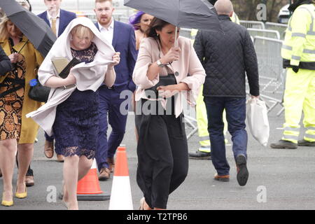 Aintree Liverpool, UK. 4ème apr 2019. La foule arrivant pour le 1er jour de la Randox 2019 Grand National de Santé Réunion. Credit : Ken biggs/Alamy Live News Banque D'Images