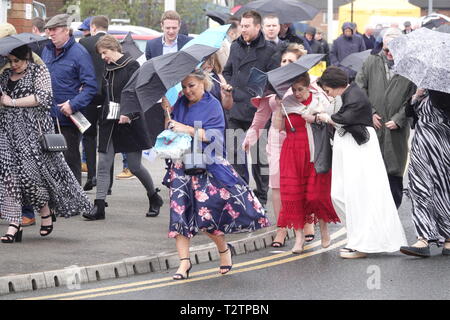 Aintree Liverpool, UK. 4ème apr 2019. La foule arrivant pour le 1er jour de la Randox 2019 Grand National de Santé Réunion. Credit : Ken biggs/Alamy Live News Banque D'Images