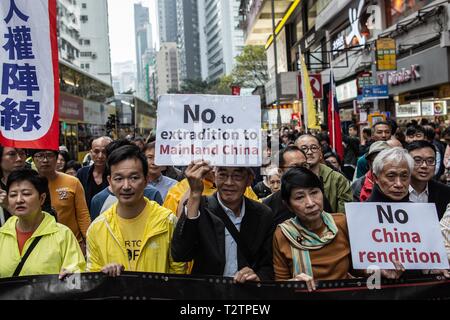 Hong Kong, Hong Kong. Mar 31, 2019. Quelque 12 000 manifestants ont vu marcher vers le bas de la route principale de Hong Kong pour protester contre le nouveau projet.Lois sur l'extradition ont été proposées par le Gouvernement de Hong Kong afin de permettre le transfert des fugitifs à la Chine entre autres. La proposition a rencontré l'opposition de larges inhabituelles de groupes de défense des droits civiques aux élites commerciales et même pro-création chiffres. Credit : Stanley Leung/SOPA Images/ZUMA/Alamy Fil Live News Banque D'Images