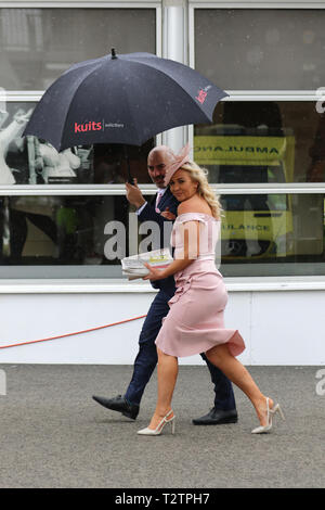 Des raégoeurs glamour sur une coupe mouillée et venteuse à Aintree, Liverpool, Merseyside, Royaume-Uni. 4 avril 2019. La célèbre course de chevaux Grand National Randox Health Event accueille les fashionistas et les gens de style de rue lors de ce défilé très spécial des plus belles filles chères. Crédit: Mediaworldimages/Alay Live News Banque D'Images