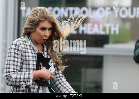 Des raégoeurs glamour sur une coupe mouillée et venteuse à Aintree, Liverpool, Merseyside, Royaume-Uni. 4 avril 2019. La célèbre course de chevaux Grand National Randox Health Event accueille les fashionistas et les gens de style de rue lors de ce défilé très spécial des plus belles filles chères. Crédit: Mediaworldimages/Alay Live News Banque D'Images