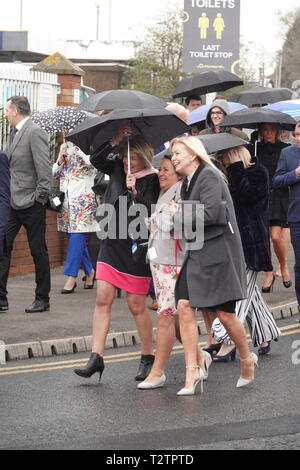 Aintree Liverpool, UK. 4ème apr 2019. La foule arrivant pour le 1er jour de la Randox 2019 Grand National de Santé Réunion. Credit : Ken biggs/Alamy Live News Banque D'Images