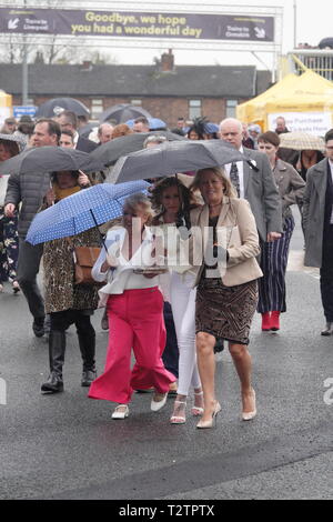 Aintree Liverpool, UK. 4ème apr 2019. La foule arrivant pour le 1er jour de la Randox 2019 Grand National de Santé Réunion. Credit : Ken biggs/Alamy Live News Banque D'Images