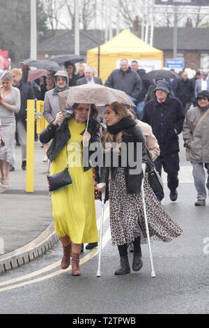 Aintree Liverpool, UK. 4ème apr 2019. La foule arrivant pour le 1er jour de la Randox 2019 Grand National de Santé Réunion. Credit : Ken biggs/Alamy Live News Banque D'Images