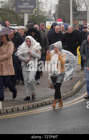 Aintree Liverpool, UK. 4ème apr 2019. La foule arrivant pour le 1er jour de la Randox 2019 Grand National de Santé Réunion. Credit : Ken biggs/Alamy Live News Banque D'Images