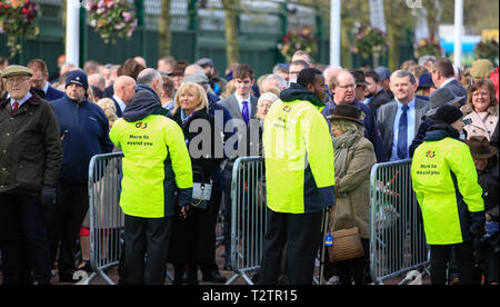 Hippodrome d'Aintree, Aintree, UK. 4ème apr 2019. Le Grand National 2019 festival, jour 1 ; Racegoers attendent l'ouverture des portes pour le jour 1 du Grand festival National Credit : Action Plus Sport/Alamy Live News Banque D'Images