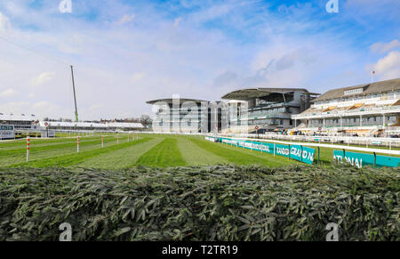 Hippodrome d'Aintree, Aintree, UK. 4ème apr 2019. Le Grand National 2019 festival, Jour 1 tôt le matin ; à Aintree, vue des principales tribunes de la water jump fence Crédit : Action Plus Sports/Alamy Live News Banque D'Images