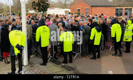 Hippodrome d'Aintree, Aintree, UK. 4ème apr 2019. Le Grand National 2019 festival, jour 1 ; la foule attendant l'ouverture de l'entrée de l'Action Crédit : festival Plus Sport/Alamy Live News Banque D'Images