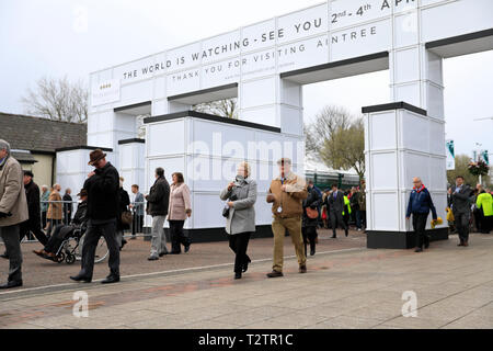 Hippodrome d'Aintree, Aintree, UK. 4ème apr 2019. Le Grand National 2019 festival, jour 1 ; le premier des boursicuteurs entrez les portes du festival : Action Crédit Plus Sport/Alamy Live News Banque D'Images