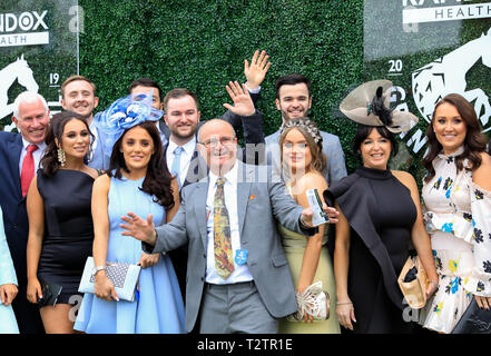 Hippodrome d'Aintree, Aintree, UK. 4ème apr 2019. Le Grand National 2019 festival, jour 1 ; un groupe de fans de course à l'avant de la première journée du Festival : Action Crédit Plus Sport/Alamy Live News Banque D'Images