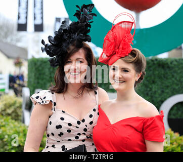 Hippodrome d'Aintree, Aintree, UK. 4ème apr 2019. Le Grand National 2019 festival, jour 1 ; Mesdames profiter du premier jour du Grand festival National Credit : Action Plus Sport/Alamy Live News Banque D'Images