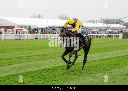 Hippodrome d'Aintree, Aintree, UK. 4ème apr 2019. Le Grand National 2019 festival, jour 1 ; monté par des Kalachnikov Jack Quinlan gagne le manifeste de Devenish Novices Chase Credit : Action Plus Sport/Alamy Live News Banque D'Images