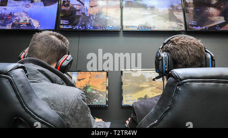 Tobacco Dock, London, UK, 4 avril 2019. Les joueurs d'essayer les derniers accessoires Logitech pour jouer. Les joueurs les joueurs, les développeurs et joueurs de tous les âges de la console une fois de plus satisfaire à l'EGX Rezzed in London's Tobacco Dock, et présente les derniers jeux, y compris le pré-presse, ainsi que d'encourager les visiteurs à essayer de jouer les jeux vidéo interactifs ainsi que certains vieux jeux de société. Au 6 avril Rezzed s'exécute et fait partie du Festival des Jeux de Londres. Credit : Imageplotter/Alamy Live News Banque D'Images