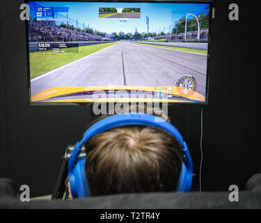 Tobacco Dock, London, UK, 4 avril 2019. Un simulateur de conduite. Les joueurs, les développeurs et les joueurs de tous âges de la console une fois de plus répondre à l'EGX Rezzed in London's Tobacco Dock, et présente les derniers jeux, y compris le pré-presse, ainsi que d'encourager les visiteurs à essayer de jouer les jeux vidéo interactifs ainsi que certains vieux jeux de société. Au 6 avril Rezzed s'exécute et fait partie du Festival des Jeux de Londres. Credit : Imageplotter/Alamy Live News Banque D'Images