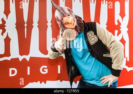 Tobacco Dock, London, UK, 4 avril 2019. Un personnage de coq, une hotline Miami jeux Devolver Digital. Les joueurs, les développeurs et les joueurs de tous âges de la console une fois de plus répondre à l'EGX Rezzed in London's Tobacco Dock, et présente les derniers jeux, y compris le pré-presse, ainsi que d'encourager les visiteurs à essayer de jouer les jeux vidéo interactifs ainsi que certains vieux jeux de société. Au 6 avril Rezzed s'exécute et fait partie du Festival des Jeux de Londres. Credit : Imageplotter/Alamy Live News Banque D'Images