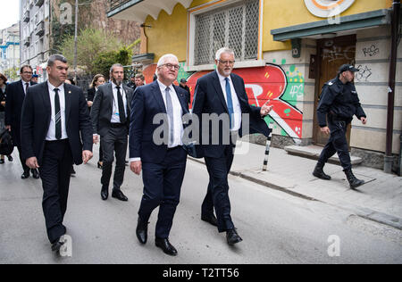 Sofia, Bulgarie. Le 04 Avr, 2019. Président fédéral Frank-Walter Steinmeier (M) promenades à travers Sofia avec Herbert Salber (r), l'ambassadeur allemand à la Bulgarie. Le président Steinmeier est sur une visite de deux jours en Bulgarie. Crédit : Bernd von Jutrczenka/dpa/Alamy Live News Banque D'Images