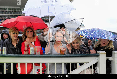 Hippodrome d'Aintree, Aintree, UK. 4ème apr 2019. Le Grand National 2019 festival, jour 1 ; Racegoers profitant de la course malgré le temps humide : Action Crédit Plus Sport/Alamy Live News Banque D'Images