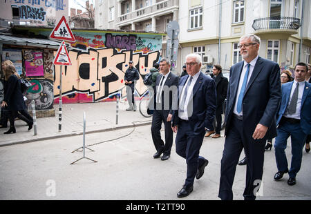 Sofia, Bulgarie. Le 04 Avr, 2019. Président fédéral Frank-Walter Steinmeier (2e à partir de la droite) promenades à travers Sofia avec Herbert Salber (r), l'ambassadeur allemand à la Bulgarie. Le président Steinmeier est sur une visite de deux jours en Bulgarie. Crédit : Bernd von Jutrczenka/dpa/Alamy Live News Banque D'Images